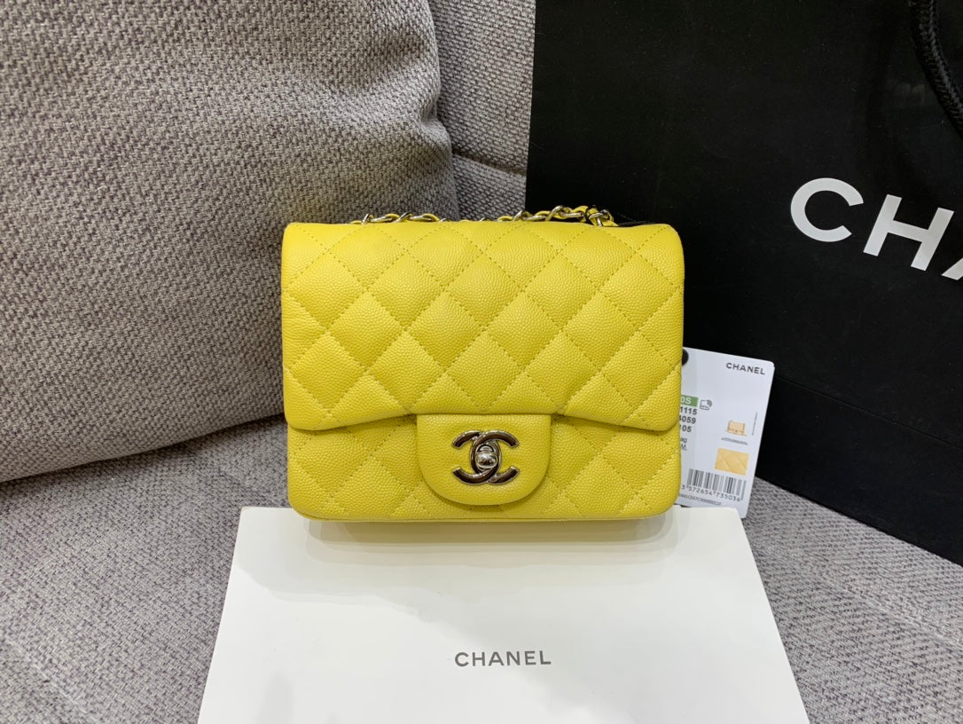 MINI BOLSO CUADRADO CON SOLAPA 17CM CAVIAR AMARILLO HERRAMIENTAS PLATEADAS