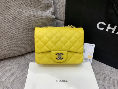 MINI BOLSO CUADRADO CON SOLAPA 17CM CAVIAR AMARILLO HERRAMIENTAS PLATEADAS