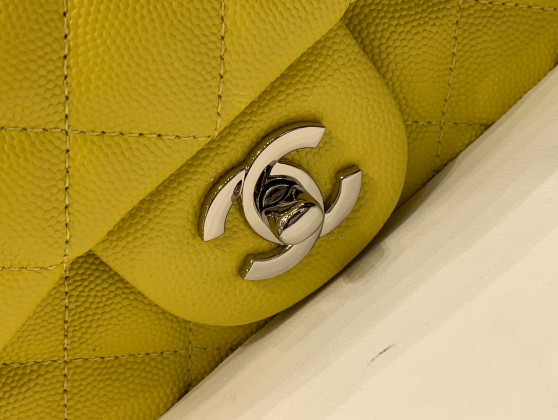 MINI BOLSO CUADRADO CON SOLAPA 17CM CAVIAR AMARILLO HERRAMIENTAS PLATEADAS