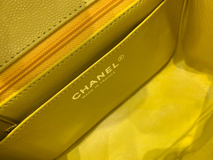 MINI BOLSO CUADRADO CON SOLAPA 17CM CAVIAR AMARILLO HERRAMIENTAS PLATEADAS