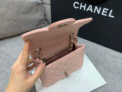 MINI BOLSO CUADRADO CON SOLAPA 17 CM COLOR CAVIAR ROSA HERRAMIENTAS PLATEADAS