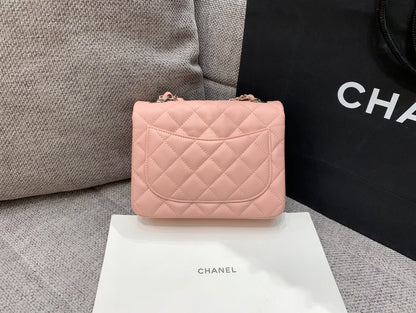 MINI BOLSO CUADRADO CON SOLAPA 17 CM COLOR CAVIAR ROSA HERRAMIENTAS PLATEADAS