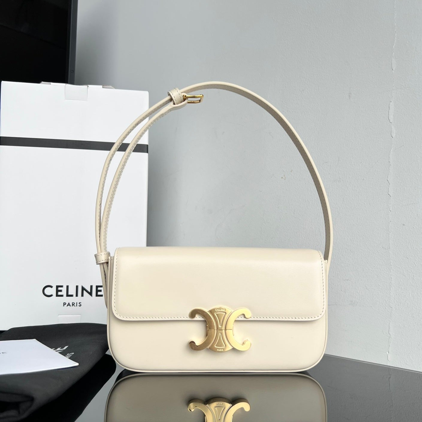 CLASSIC TRIOMPHE 20 PIEL DE BECERRO CREMA CON HERRAJES DORADOS