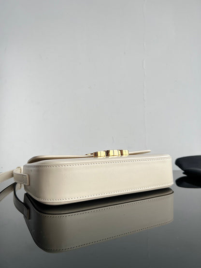 CLASSIC TRIOMPHE 20 PIEL DE BECERRO CREMA CON HERRAJES DORADOS