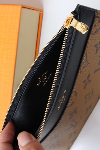 MONEDERO LV SLIM LONA MONOGRAMA REVERSIDA 20 CM