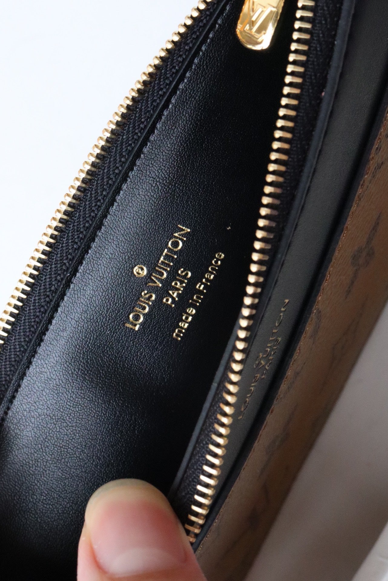 MONEDERO LV SLIM LONA MONOGRAMA REVERSIDA 20 CM