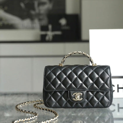 MINI BOLSO RECTANGULAR CON SOLAPA Y ASA SUPERIOR DE 20 CM EN PIEL DE CORDERO NEGRA Y HERRAJES PLATEADOS