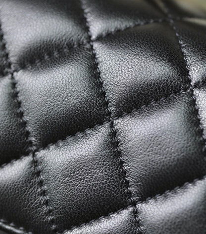 MINI BOLSO RECTANGULAR CON SOLAPA Y ASA SUPERIOR DE 20 CM EN PIEL DE CORDERO NEGRA Y HERRAJES PLATEADOS