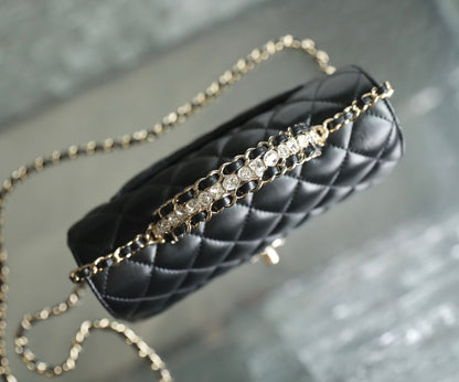 MINI BOLSO RECTANGULAR CON SOLAPA Y ASA SUPERIOR DE 20 CM EN PIEL DE CORDERO NEGRA Y HERRAJES PLATEADOS
