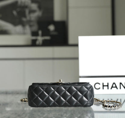 MINI BOLSO RECTANGULAR CON SOLAPA Y ASA SUPERIOR DE 20 CM EN PIEL DE CORDERO NEGRA Y HERRAJES PLATEADOS