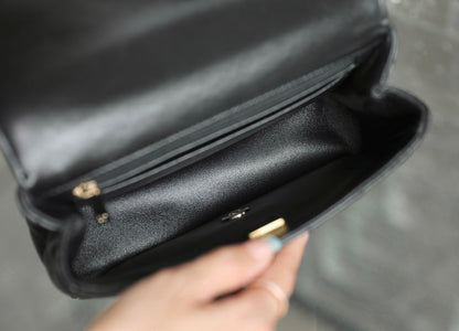 MINI BOLSO RECTANGULAR CON SOLAPA Y ASA SUPERIOR DE 20 CM EN PIEL DE CORDERO NEGRA Y HERRAJES PLATEADOS