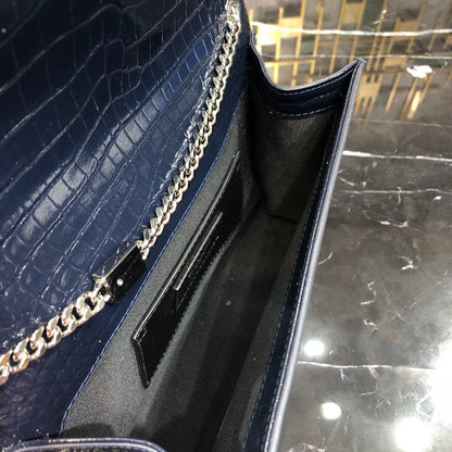 BORLA KATE 24 EN PIEL DE BECERRO CON ESTAMPADO DE COCODRILO AZUL MARINO Y HERRAJES PLATEADOS