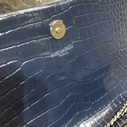 BORLA KATE 24 EN PIEL DE BECERRO CON ESTAMPADO DE COCODRILO AZUL MARINO Y HERRAJES PLATEADOS