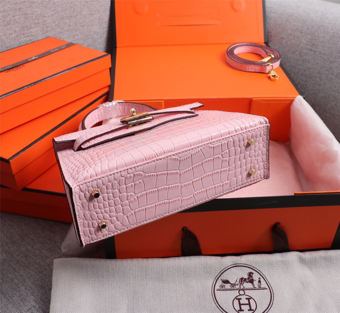 HM KELLY MINI 22 PIEL DE BECERRO REVESTIDA ROSA CLARO CON HERRAJES DORADOS