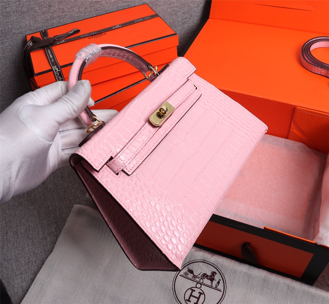 HM KELLY MINI 22 PIEL DE BECERRO REVESTIDA ROSA CLARO CON HERRAJES DORADOS