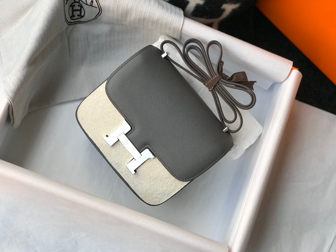 BOLSO HM CONSTANCE PIEL EPSOM GRIS HERRAJES PLATEADOS