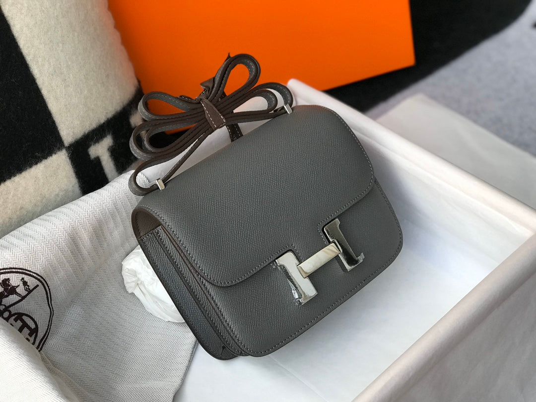 BOLSO HM CONSTANCE PIEL EPSOM GRIS HERRAJES PLATEADOS
