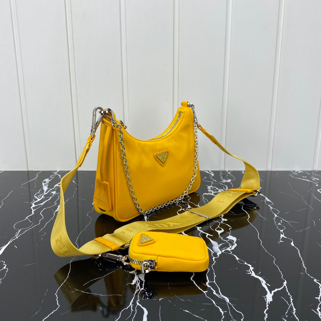 BOLSO PRA HOBO 22 EN RE-NYLON AMARILLO ÁMBAR