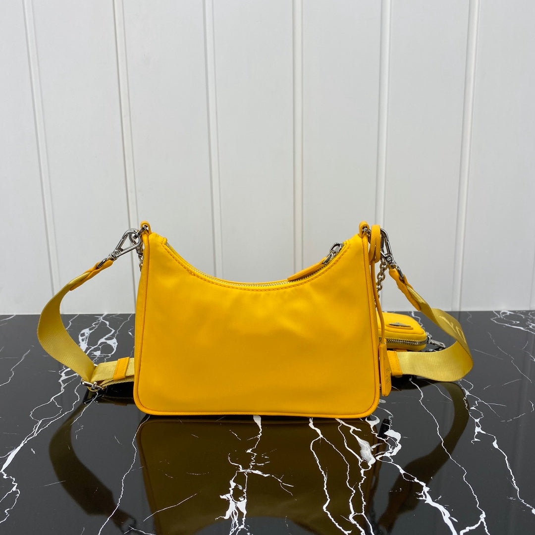 BOLSO PRA HOBO 22 EN RE-NYLON AMARILLO ÁMBAR