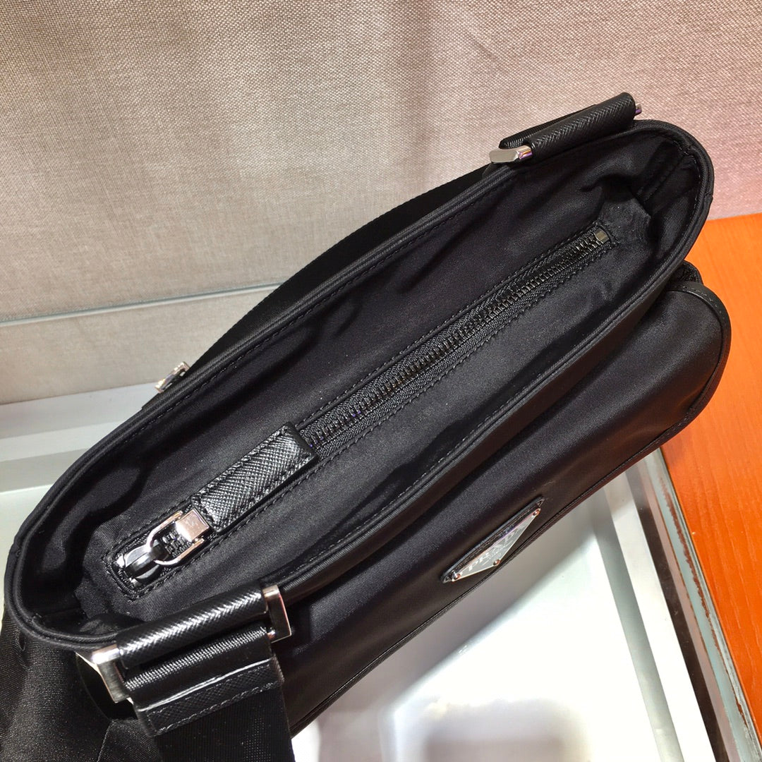 BOLSO BANDOLERA CON LOGO TRIÁNGULO 25 EN RE-NYLON NEGRO Y ADORNO DE PIEL SAFFIANO