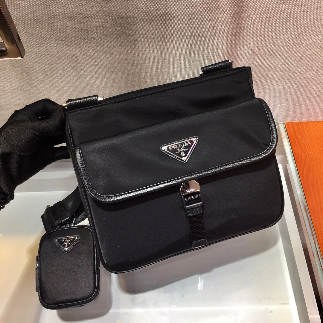 BOLSO BANDOLERA CON LOGO TRIÁNGULO 25 EN RE-NYLON NEGRO Y ADORNO DE PIEL SAFFIANO