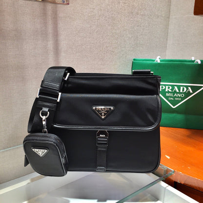BOLSO BANDOLERA CON LOGO TRIÁNGULO 25 EN RE-NYLON NEGRO Y ADORNO DE PIEL SAFFIANO