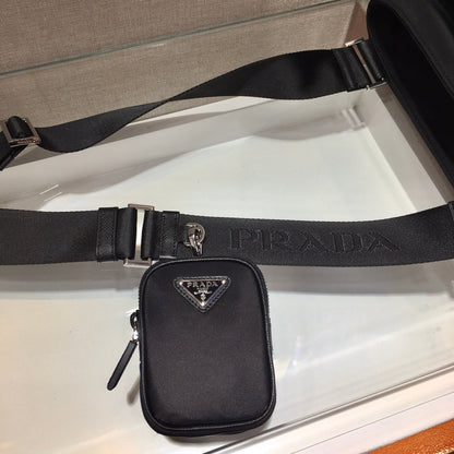 BOLSO BANDOLERA CON LOGO TRIÁNGULO 25 EN RE-NYLON NEGRO Y ADORNO DE PIEL SAFFIANO