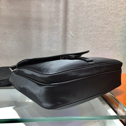 BOLSO BANDOLERA CON LOGO TRIÁNGULO 25 EN RE-NYLON NEGRO Y ADORNO DE PIEL SAFFIANO