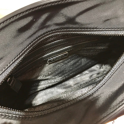 BOLSO BANDOLERA CON LOGO TRIÁNGULO 25 EN RE-NYLON NEGRO Y ADORNO DE PIEL SAFFIANO