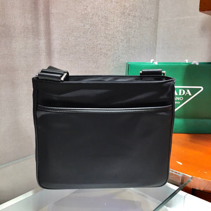 BOLSO BANDOLERA CON LOGO TRIÁNGULO 25 EN RE-NYLON NEGRO Y ADORNO DE PIEL SAFFIANO