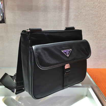 BOLSO BANDOLERA CON LOGO TRIÁNGULO 25 EN RE-NYLON NEGRO Y ADORNO DE PIEL SAFFIANO