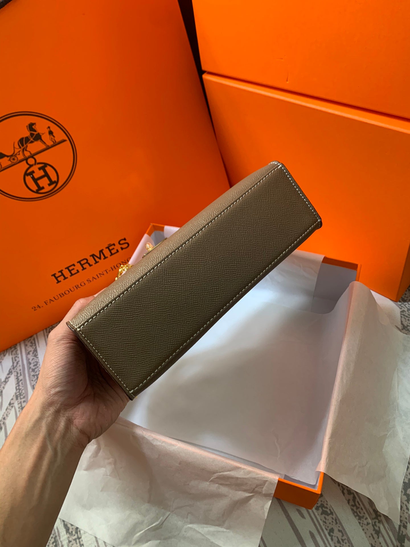 HM KELLY MINI POCHETTE 22 EPSOM MARRÓN CENIZA