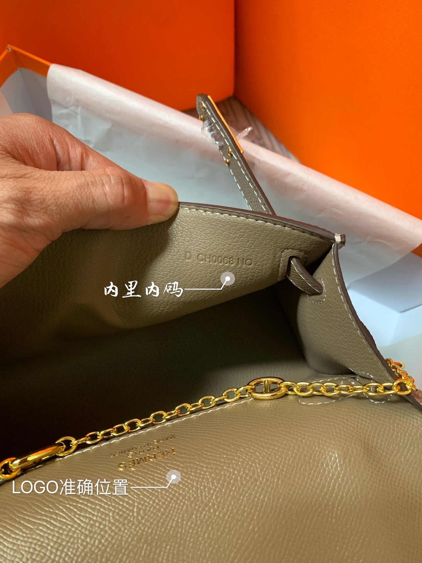 HM KELLY MINI POCHETTE 22 EPSOM MARRÓN CENIZA