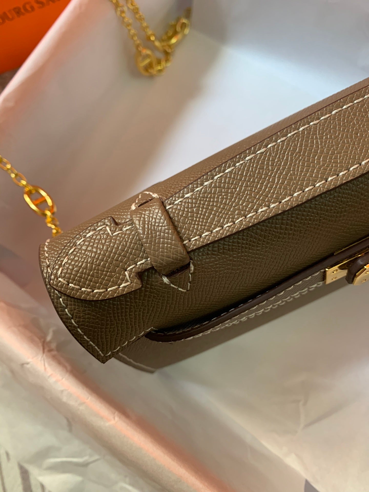 HM KELLY MINI POCHETTE 22 EPSOM MARRÓN CENIZA