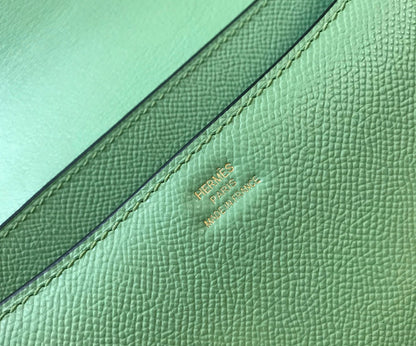 Constance 24, cuero Epsom verde, herrajes dorados