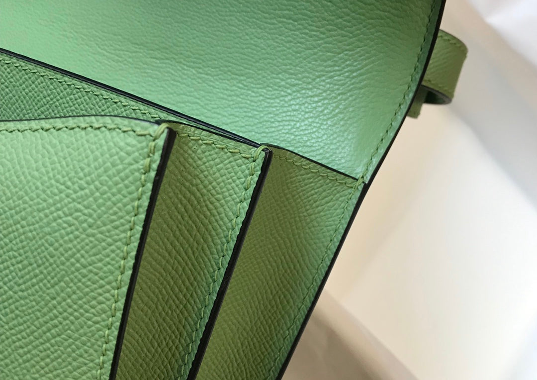 Constance 24, cuero Epsom verde, herrajes dorados