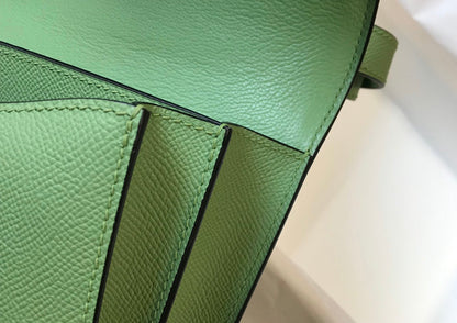 Constance 24, cuero Epsom verde, herrajes dorados