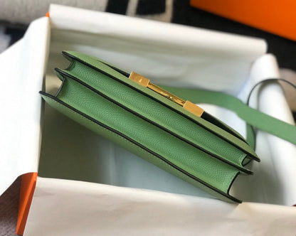 Constance 24, cuero Epsom verde, herrajes dorados