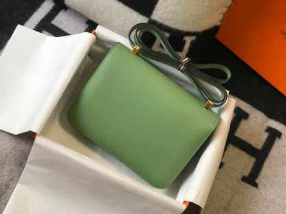 Constance 24, cuero Epsom verde, herrajes dorados