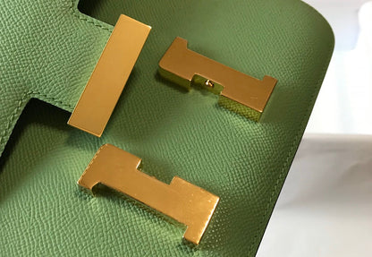Constance 24, cuero Epsom verde, herrajes dorados