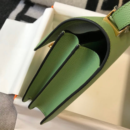 Constance 24, cuero Epsom verde, herrajes dorados