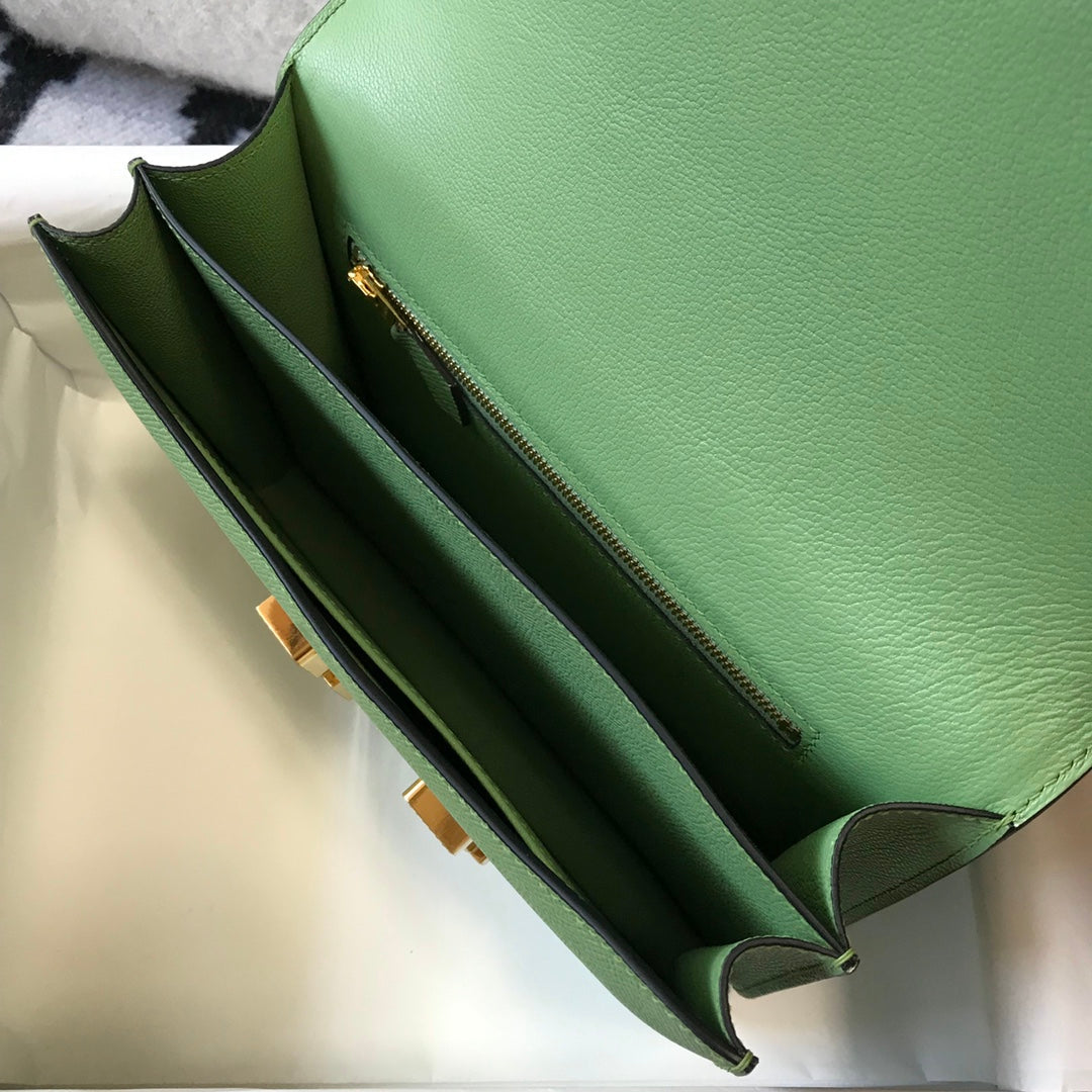Constance 24, cuero Epsom verde, herrajes dorados