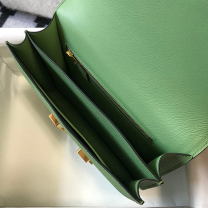 Constance 24, cuero Epsom verde, herrajes dorados