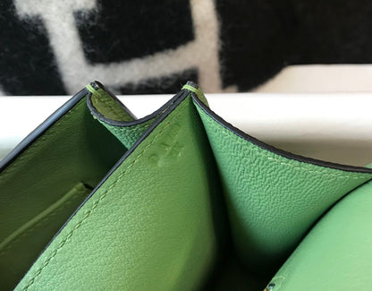 Constance 24, cuero Epsom verde, herrajes dorados