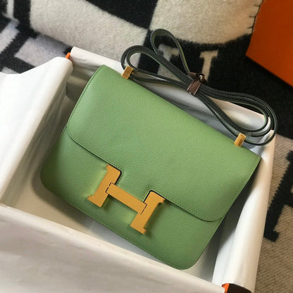 Constance 24, cuero Epsom verde, herrajes dorados