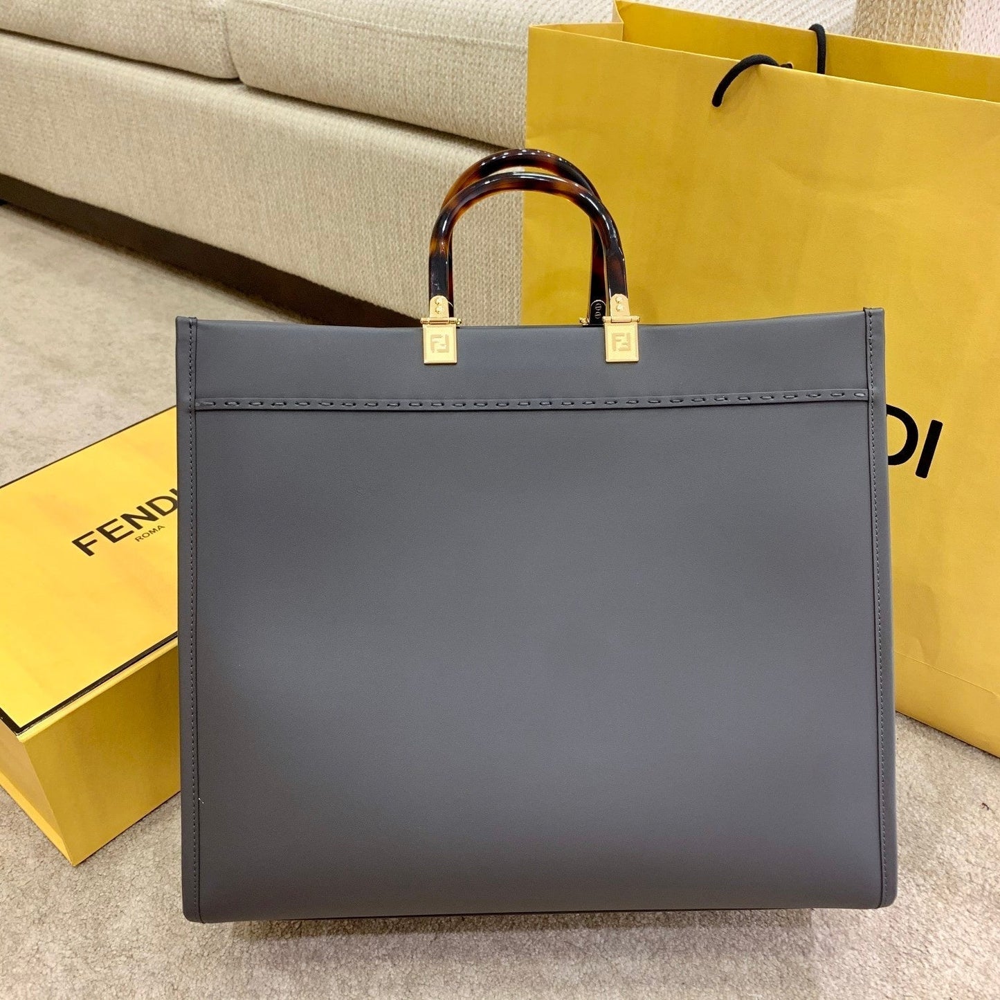 BOLSO TOTE SHINE 40 DE PIEL DE BECERRO REVESTIDA EN VERDE PIEDRA
