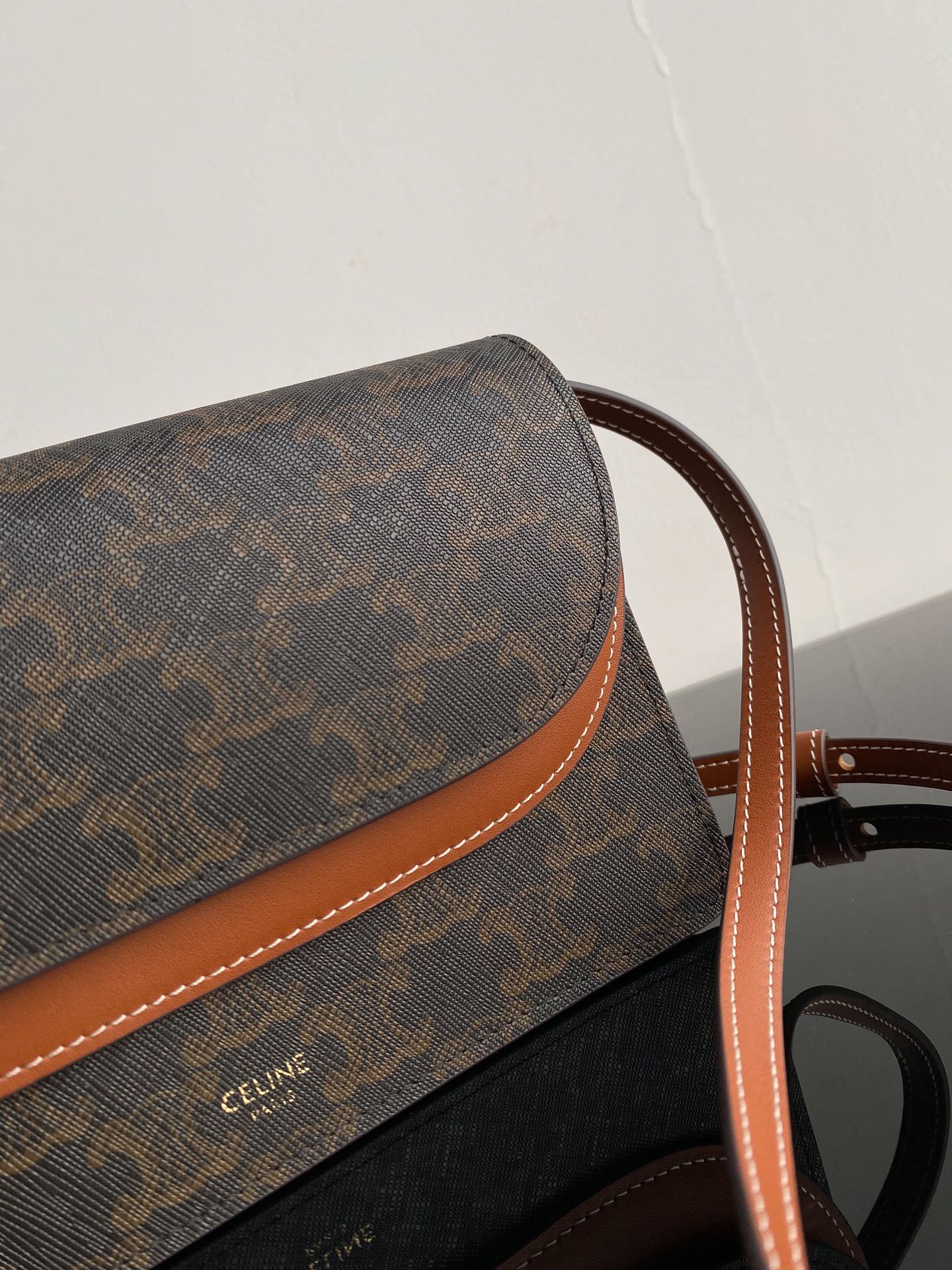 BOLSO TRIPHOME 20 DE DOBLE CAPA DE PIEL DE BECERRO CON ESTAMPADO NEGRO Y MONOGRAMA