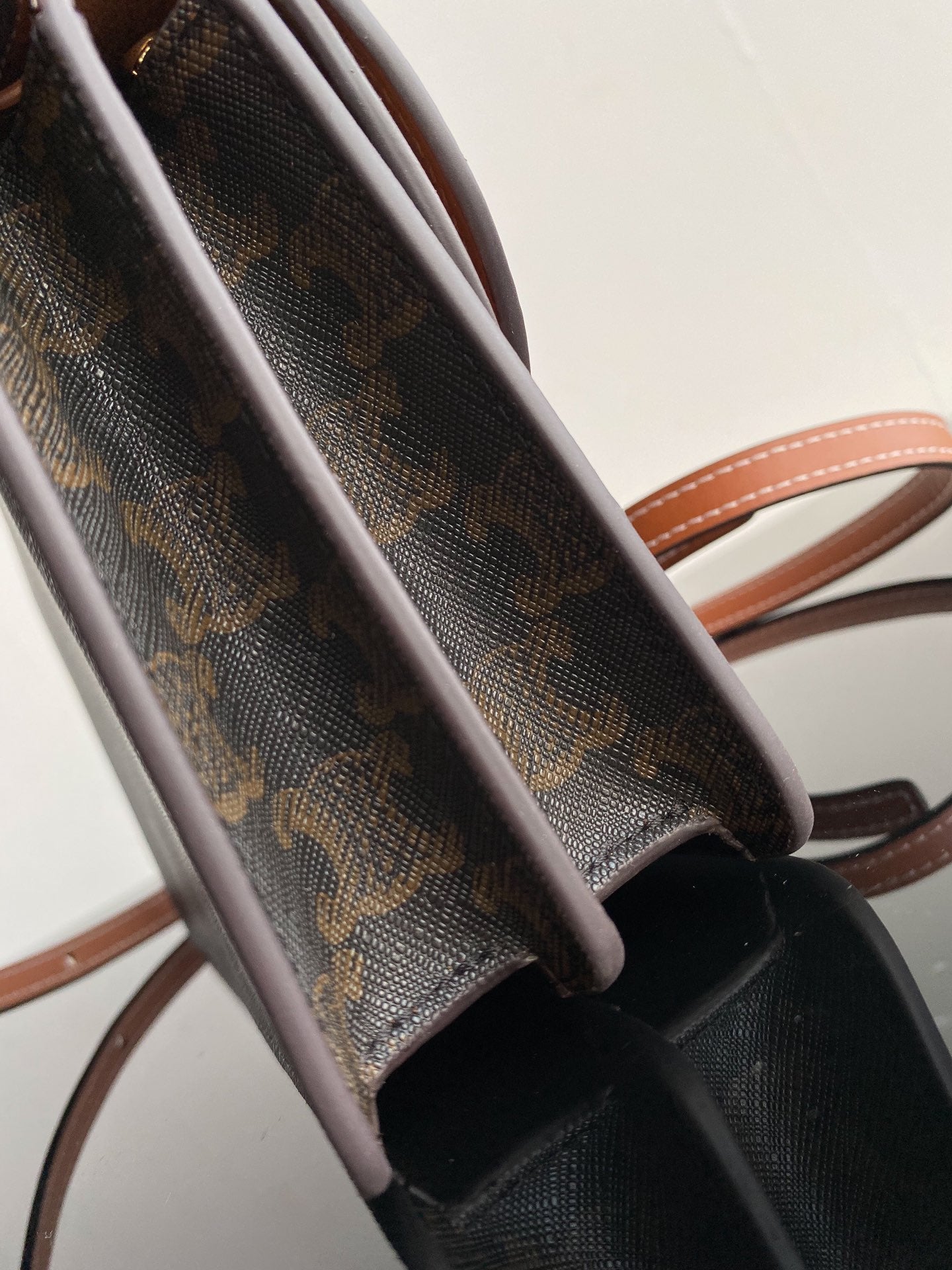 BOLSO TRIPHOME 20 DE DOBLE CAPA DE PIEL DE BECERRO CON ESTAMPADO NEGRO Y MONOGRAMA