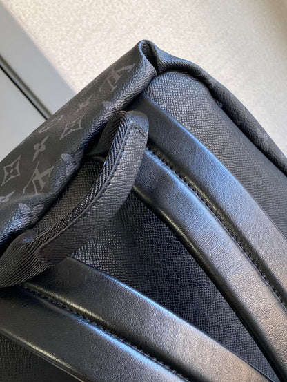 MOCHILA DISCOVERY 40 EN LONA NEGRA CON MONOGRAMA