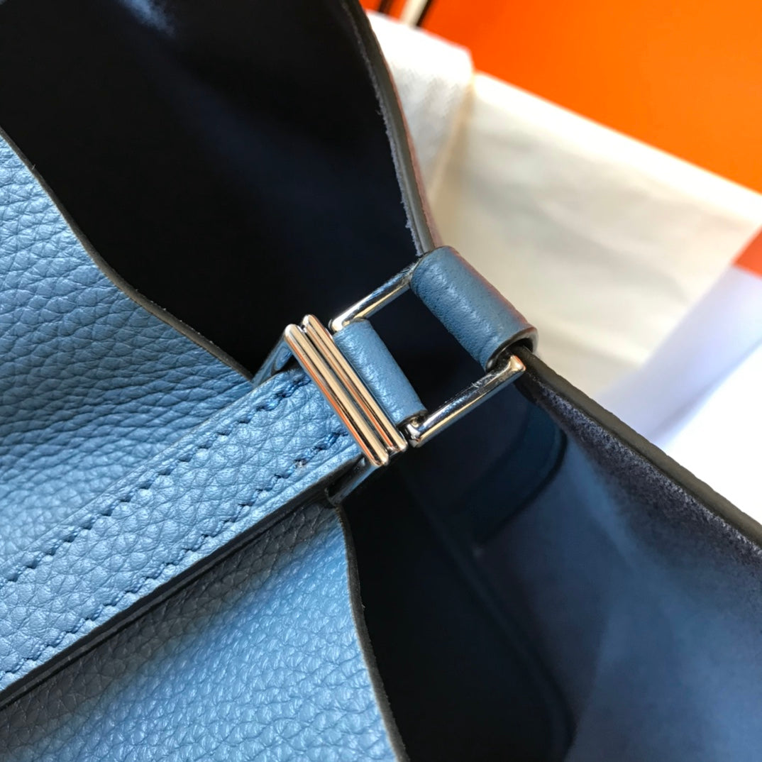 Cerradura picotin, cuero azul Togo, herrajes plateados
